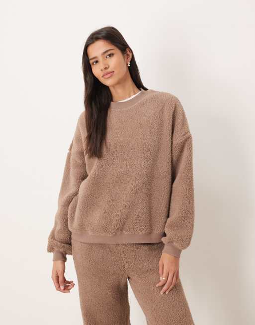 ASOS DESIGN – Lounge-Kuschel-Set in Hellbraun mit Sweatshirt mit Rundhalsausschnitt und Hose mit weitem Bein, 4 von 4