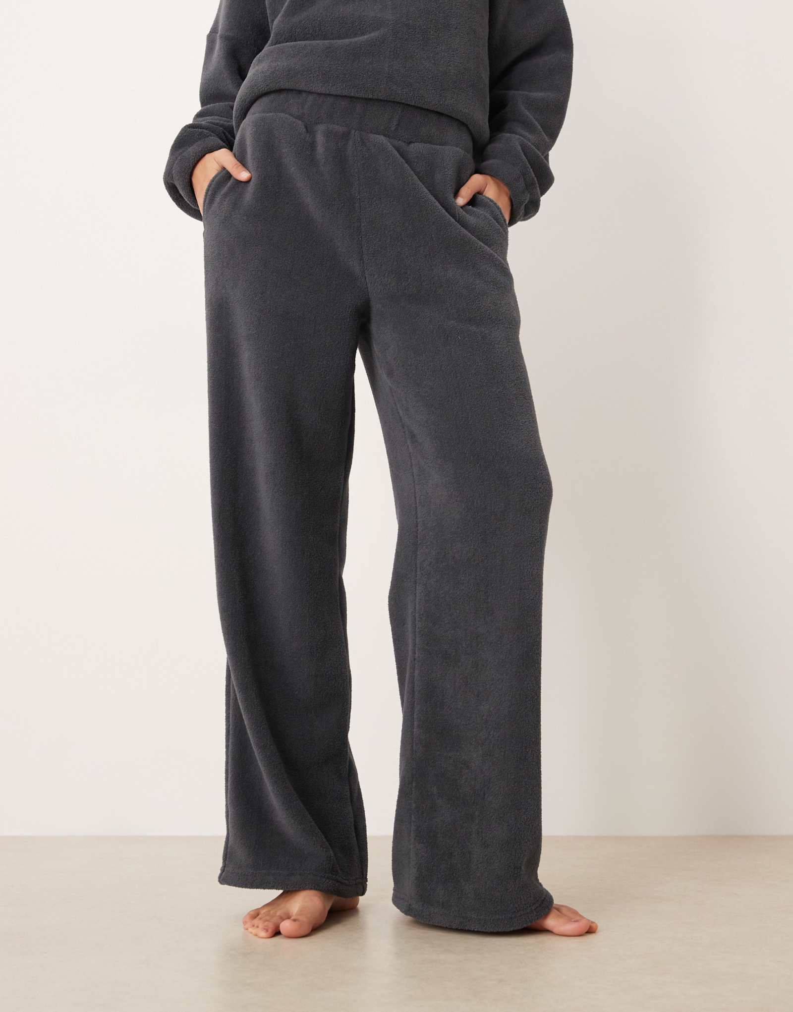 Широкие брюки из микрофлиса ASOS DESIGN lounge цвета древесного угля