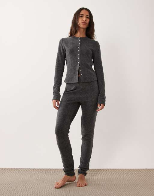 ASOS DESIGN lounge mix & match lätt fleecekofta med knappar i charcoal, 2 av 4