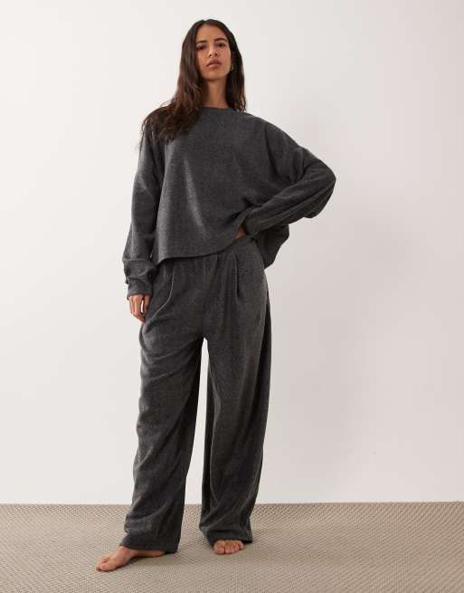 ASOS DESIGN lounge mix & match let fleece langærmet løs top i charcoal, 2 af 4