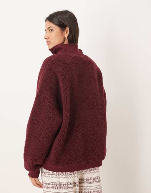 ASOS DESIGN – Lounge-Pullover aus Teddyfell in Burgunderrot mit Stehkragen und Norwegermuster, 2 von 4