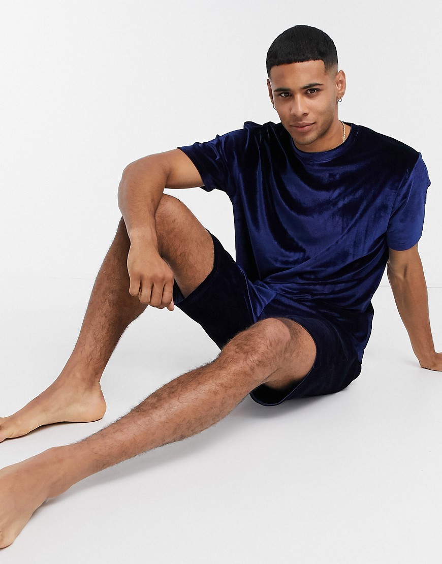 ASOS DESIGN - Lounge-pyjamas shorts og t-shirt-sæt i velour-Marineblå