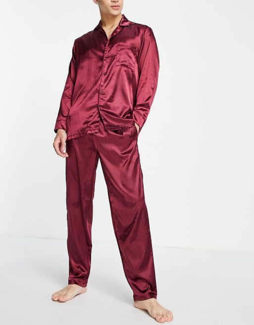 ASOS DESIGN - Lounge-pyjamaset van satijn met overhemd en broek in bordeauxrood