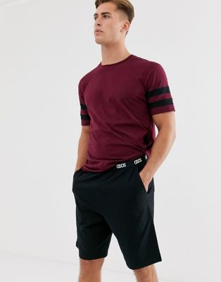 ASOS DESIGN - Lounge pyjamashort en T-shirt set met strepen en tailleband met merknaam in bordeauxrood