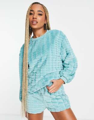 ASOS DESIGN - Lounge-Set aus Kunstpelz mit Sweatshirt und Shorts, gestanztes Design in Aquamarin-Blau