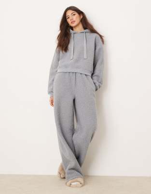 ASOS DESIGN - Lounge-Set aus Teddyfell in Blau, aus Kapuzenpullover mit kurzem Schnitt und Jogginghose mit weitem Bein