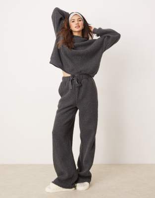 ASOS DESIGN - Lounge-Set aus Teddyfell in Cremeweiß mit Sweatshirt und Hose mit weitem Bein-Grau