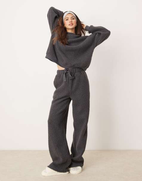 ASOS DESIGN – Lounge-Set aus Teddyfell in Cremeweiß mit Sweatshirt und Hose mit weitem Bein - view 1