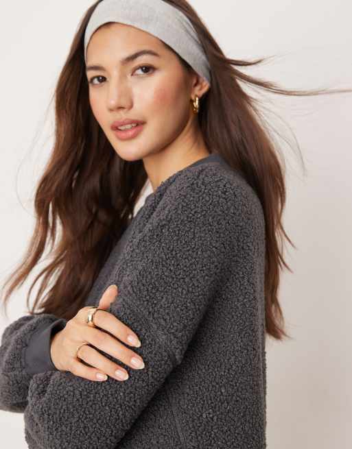 ASOS DESIGN – Lounge-Set aus Teddyfell in Cremeweiß mit Sweatshirt und Hose mit weitem Bein, 3 von 4