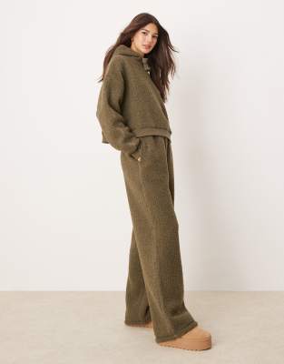 ASOS DESIGN - Lounge-Set aus Teddyfell in Khaki, aus Kapuzenpullover mit kurzem Schnitt und Jogginghose mit weitem Bein-...