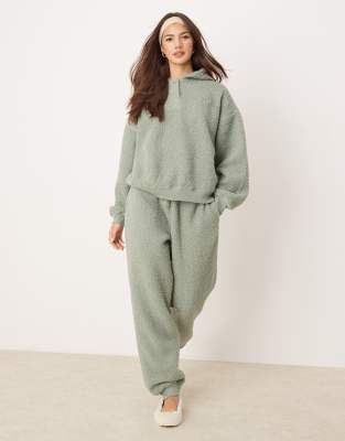 ASOS DESIGN - Lounge-Set aus Teddyfell in Salbeigrün, mit Oversize-Kapuzenpullover und Jogginghose