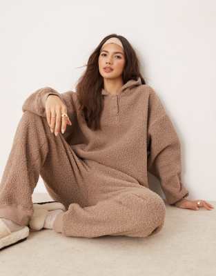 ASOS DESIGN - Lounge-Set aus Teddyfell in Taupe, mit Oversize-Kapuzenpullover und Jogginghose-Braun