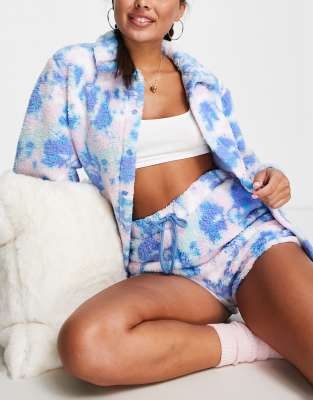 ASOS DESIGN - Lounge-Set aus Teddyfell mit Hemd und Shorts in Lila und Blau mit Batikmuster-Bunt