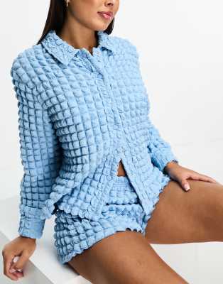 ASOS DESIGN - Lounge-Set in Blau mit Popcorn-Struktur bestehend aus Hemd und Shorts