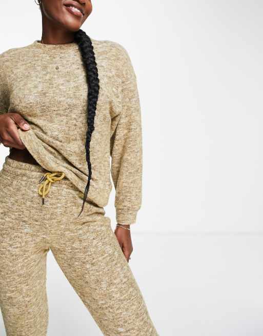 ASOS DESIGN – Lounge-Set mit angerautem Sweatshirt und Jogginghose mit Space-Dye-Färbung in Gelb, 3 von 4