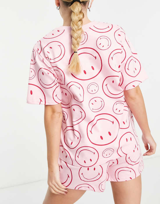 https://images.asos-media.com/products/asos-design-lounge-smiley-brushed-sweat-tee-short-set-in-pink/201882375-2?$n_550w$&wid=550&fit=constrain