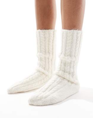 ASOS DESIGN - Lounge-Socken aus Grobstrick in Beige mit Zopfmuster-Neutral