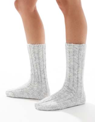 ASOS DESIGN - Lounge-Socken aus Grobstrick in meliertem Grau mit Zopfmuster