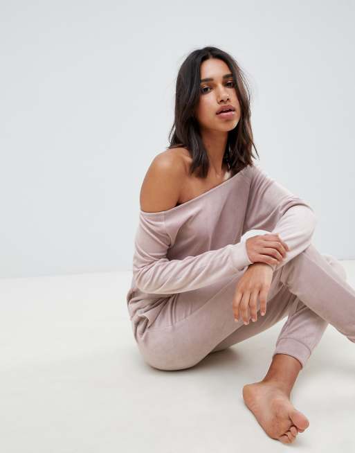 ASOS DESIGN – Lounge-Set aus Velours mit schulterfreiem Sweatshirt und Jogginghose, 3 von 3
