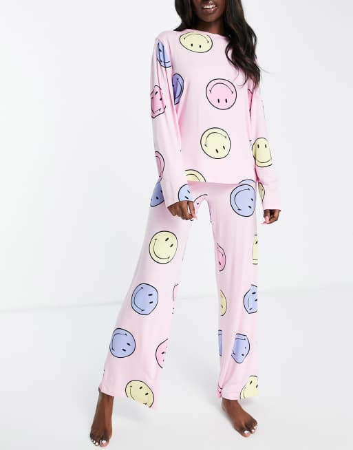 ASOS DESIGN - Loungeset met lange mouwen en broek met wijde pijpen met Smiley-print in roze