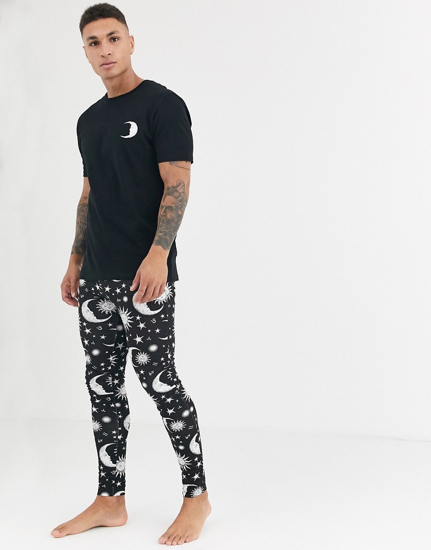 ASOS DESIGN - Loungeset met pyjama-megging en T-shirt met print met hemellichamen in zwart