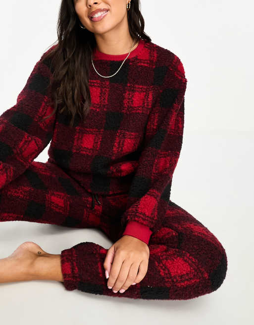 ASOS DESIGN - Loungeset met sweater en joggingbroek van geruit wolkenfleece in rood en zwart