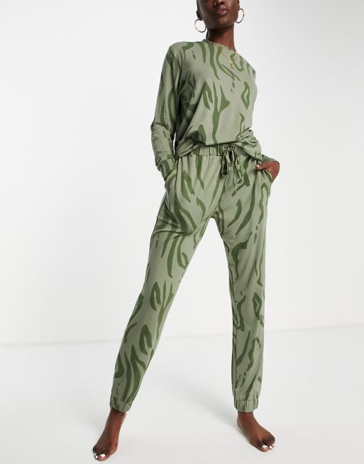 ASOS DESIGN - Loungeset met sweater en joggingbroek van viscose met dierenprint in kaki