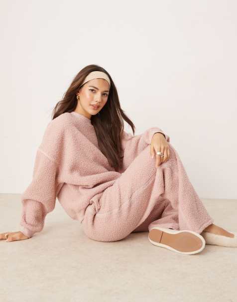 ASOS DESIGN - Loungesweater en -broek met wijde pijpen van borg in vaalroze - view 1