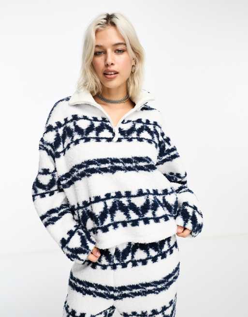 ASOS DESIGN - Loungesweater van alpine wolkenfleece met korte rits in wit en marineblauw, deel van co-ord set