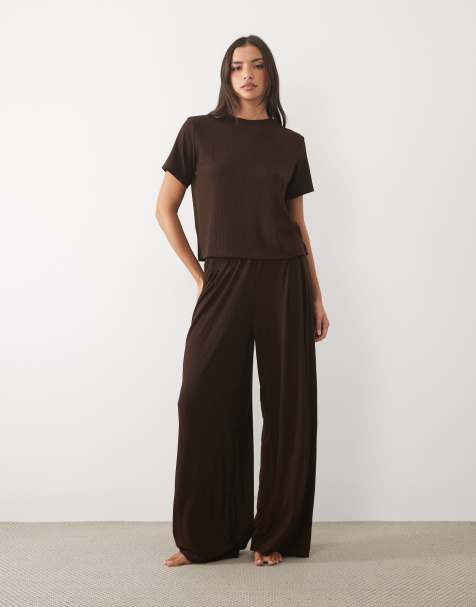 ASOS DESIGN Loungewear-Mix & Match-Ripp-Unterteil mit weitem Bein in Schokobraun - view 1