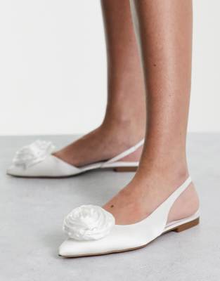 ASOS DESIGN - Lovable - Flache Ballerinas in Elfenbein mit Fersenriemen und Ansteckblume-Weiß