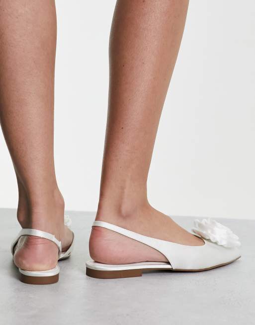 ASOS DESIGN - Lovable - Platte slingback-ballerina's met corsage in ivoorwit, 3 van 4