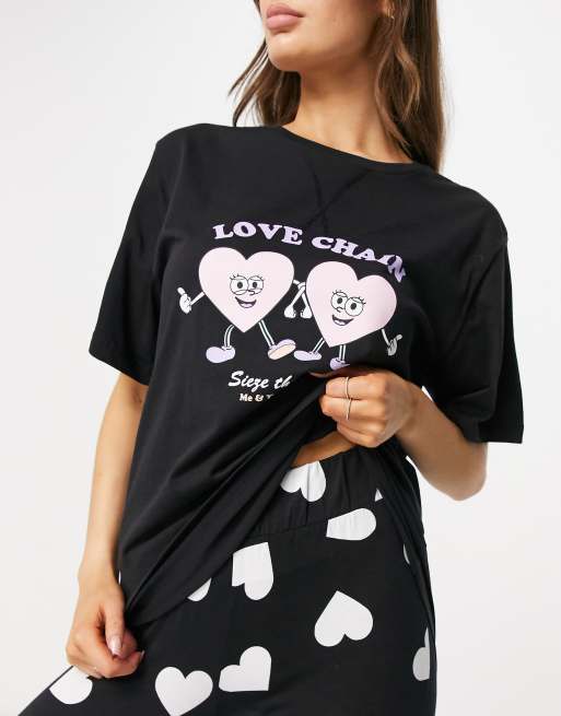ASOS DESIGN – Love Chain – Svart pyjamasset med t-shirt i oversize och leggings