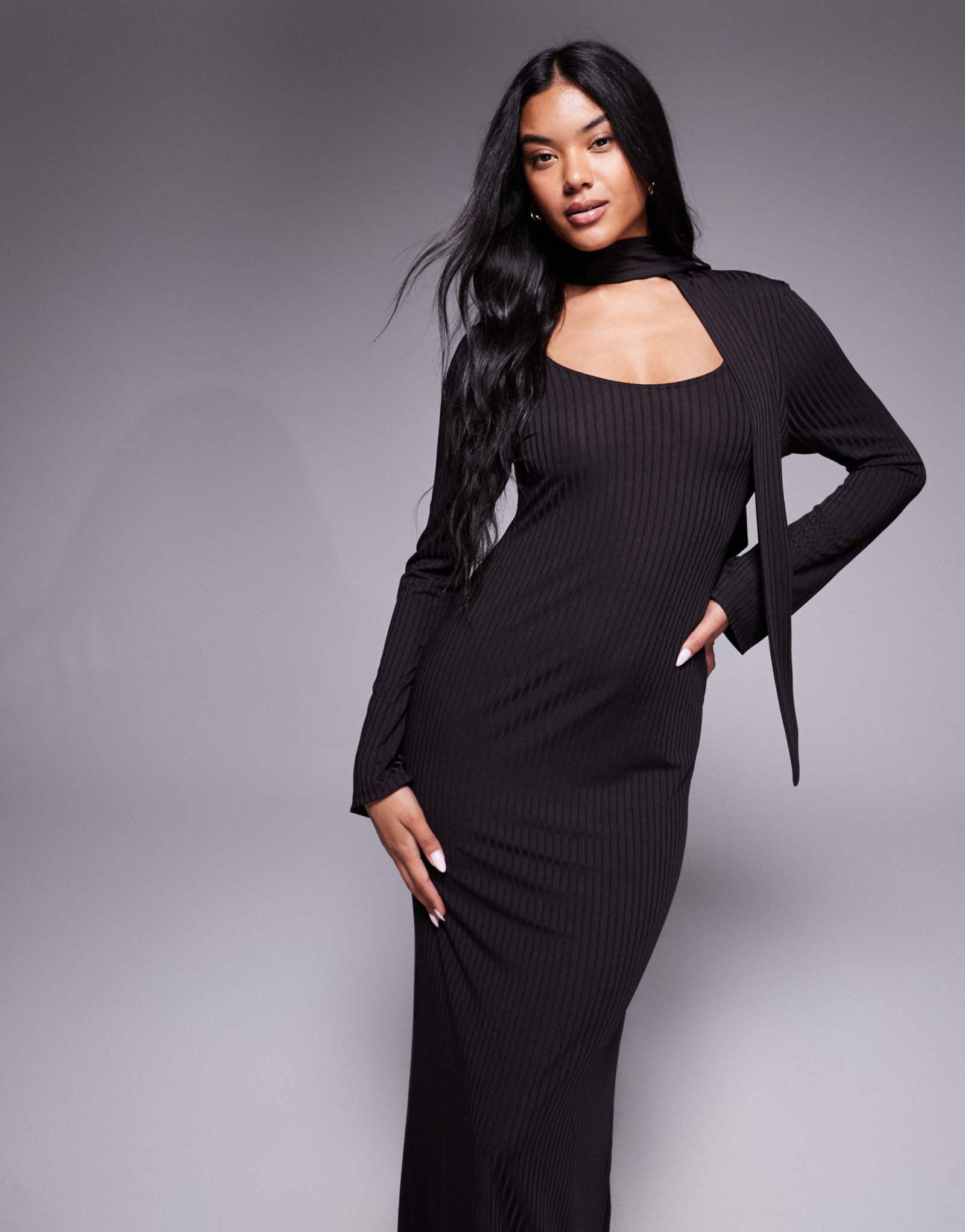 Макси-платье с шарфом и глубоким вырезом от ASOS DESIGN шоколадного цвета