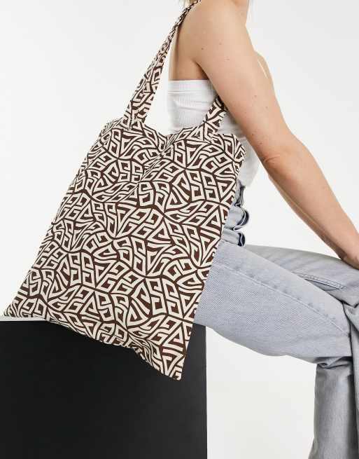 ASOS DESIGN - Lærredsshopper i skævt monogramprint 