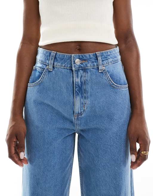 ASOS DESIGN - Løstsiddende jeans med opsmøgne buksekanter i ren mellemblå, 5 af 5