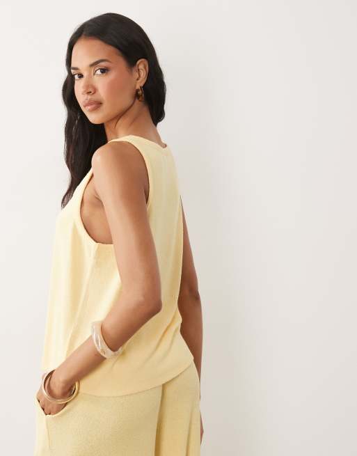 ASOS DESIGN - Løstsiddende lysegul top i tekstureret strik med dyb rund hals - Del af sæt, 4 af 4