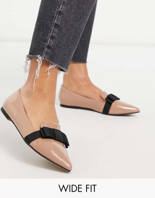 ASOS DESIGN – Luan – Spitze Ballerinas in weiter Passform in Beige lackiert mit Schleife