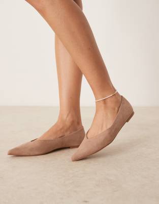 ASOS DESIGN - Ludo - Spitze Ballerinas aus Wildlederimitat in Beige-Neutral