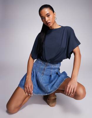 ASOS DESIGN - Luftige, hochgeschlossenes Oberteil in Marineblau mit Fledermausärmeln und verdrehtem Detail auf der Vorde...