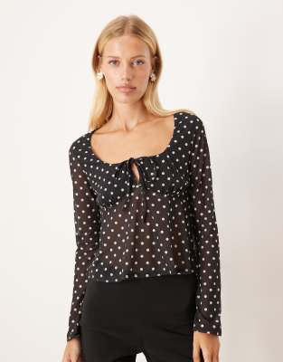 ASOS DESIGN - Luftiges Netzstoff-Oberteil in gepunktetem, Schwarz mit ausgestellten Ärmeln-Bunt