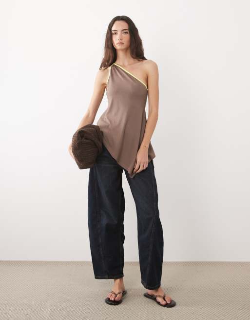 ASOS DESIGN – Luftiges Oberteil in Braun mit One-Shoulder-Träger, Zipfelsaum und kontrastierender Einfassung, 2 von 4