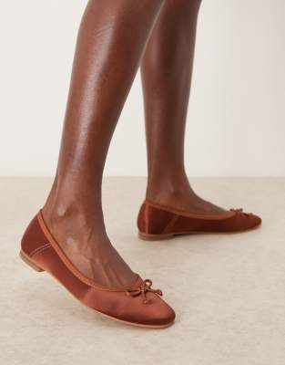 ASOS DESIGN - Lullaby - Ballerinas in Braun mit Schleife-Brown