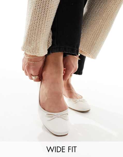ASOS DESIGN - Lullaby - Eenvoudige ballerina's met strikje en brede pasvorm in ivoorwit - view 1