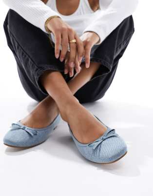 ASOS DESIGN - Lullaby - Schlichte Ballerinas in Denim-Optik mit Schleife-Blau