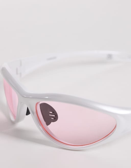 ASOS DESIGN - Lunettes de soleil enveloppantes à verres roses - Blanc, 2 de 3