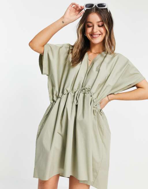 ASOS DESIGN – Luźna bawełniana sukienka mini w kolorze khaki z marszczeniem w talii