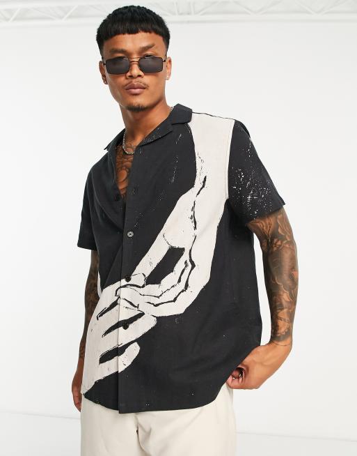ASOS DESIGN – Luźna koszula z mieszanki lnu z kołnierzykiem kubańskim i nadrukiem z motywem dłoni