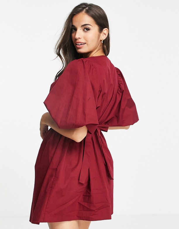 ASOS DESIGN – Luźna popelinowa sukienka mini z marszczonym gorsetem i guzikami w kolorze czerwieni oxblood Czerwień Oxblood Miły 
