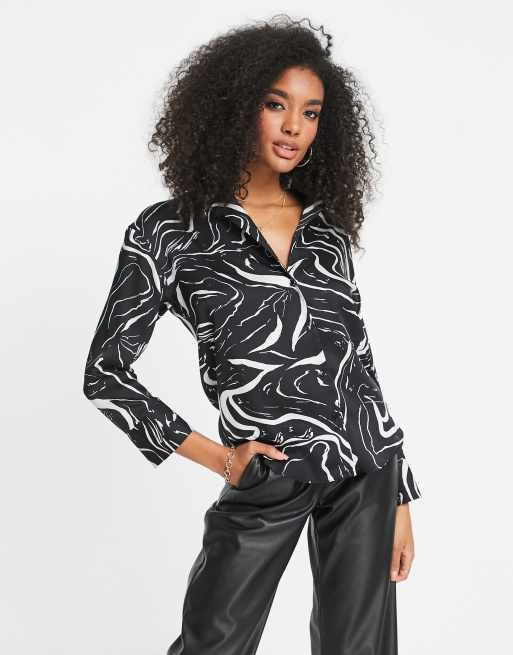 ASOS DESIGN – Luźna satynowa koszula w marmurkowy wzór 